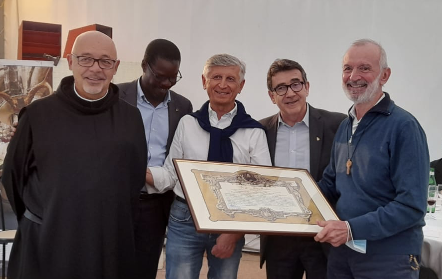 Consegna dell’Aggregazione al socio Fondatore Giuseppe Andriollo, P. Provinicale, Fra Pascal, G. Andriollo, Padre Generale e Fra Fiorenzo